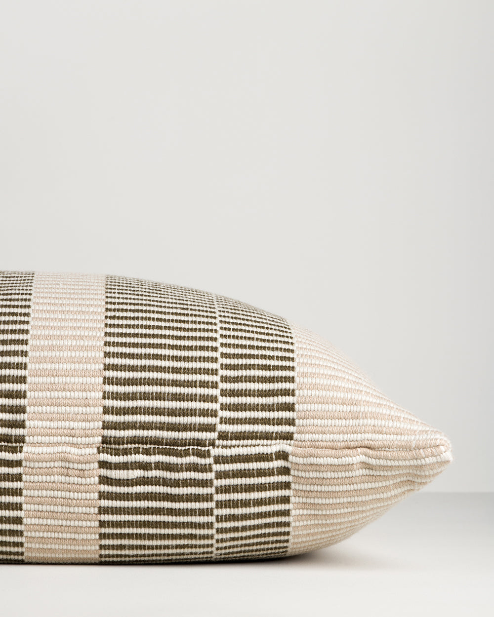 Baya Solar Outdoor Lumbar Cushion in Mangrove, close view of the end gusset and linework weave.