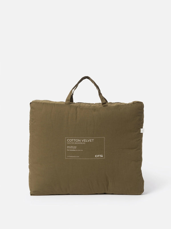 Città Cotton Velvet Quilt in Ivy in its zipped cotton storage bag