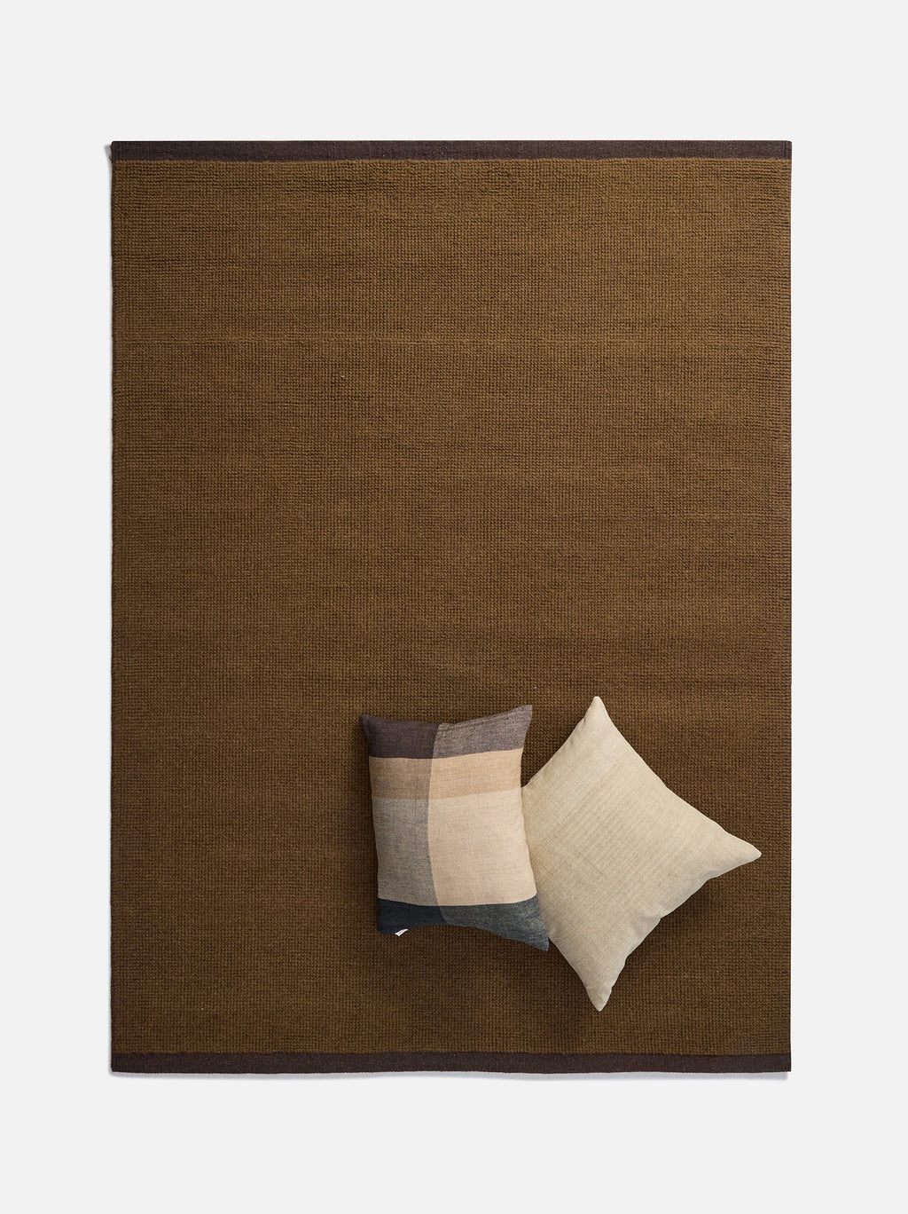 Città Joni Wool Mat in Kelp/Umber, overhead view showing the full mat.