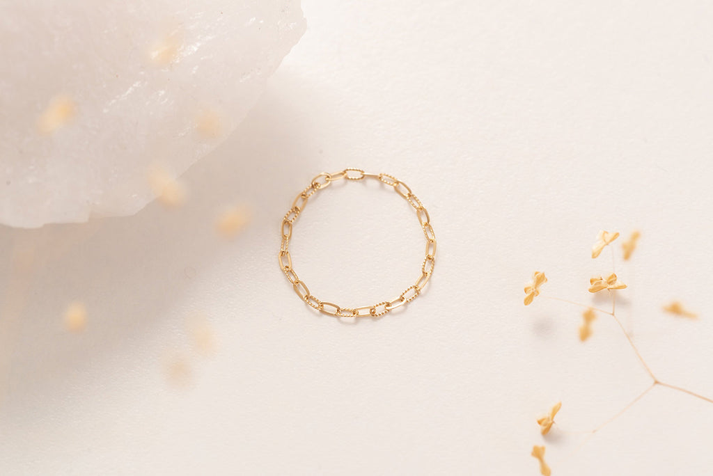 A close up of the different textures found within the gold-fill links of the Ubud chain ring by Zoaje