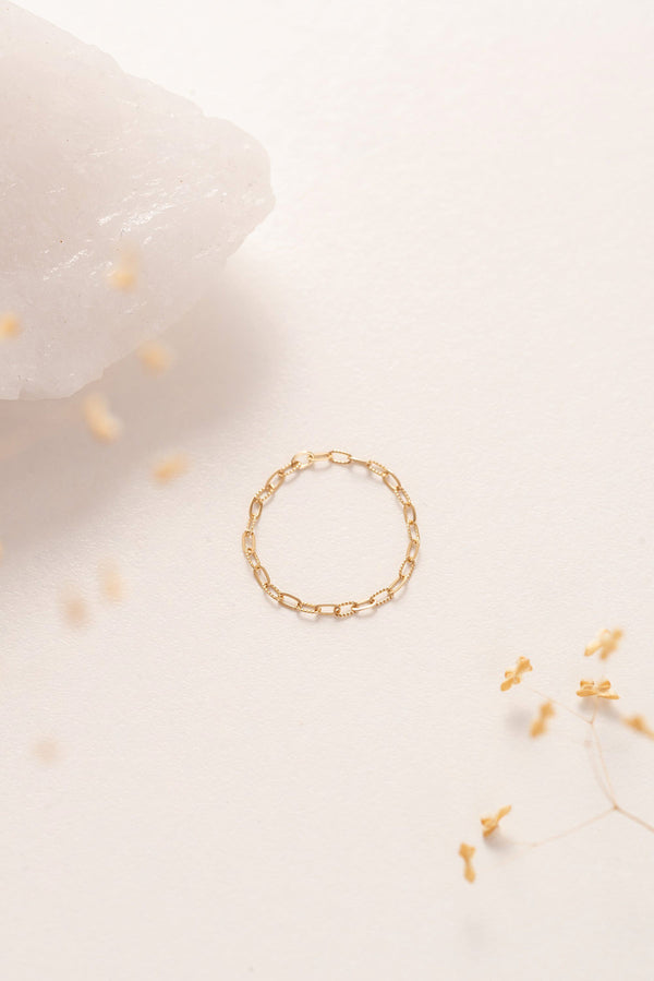 A full view of the Ubud chain link gold ring, an elegant and charming gold ring, perfect for stacking or wearing on its own. 