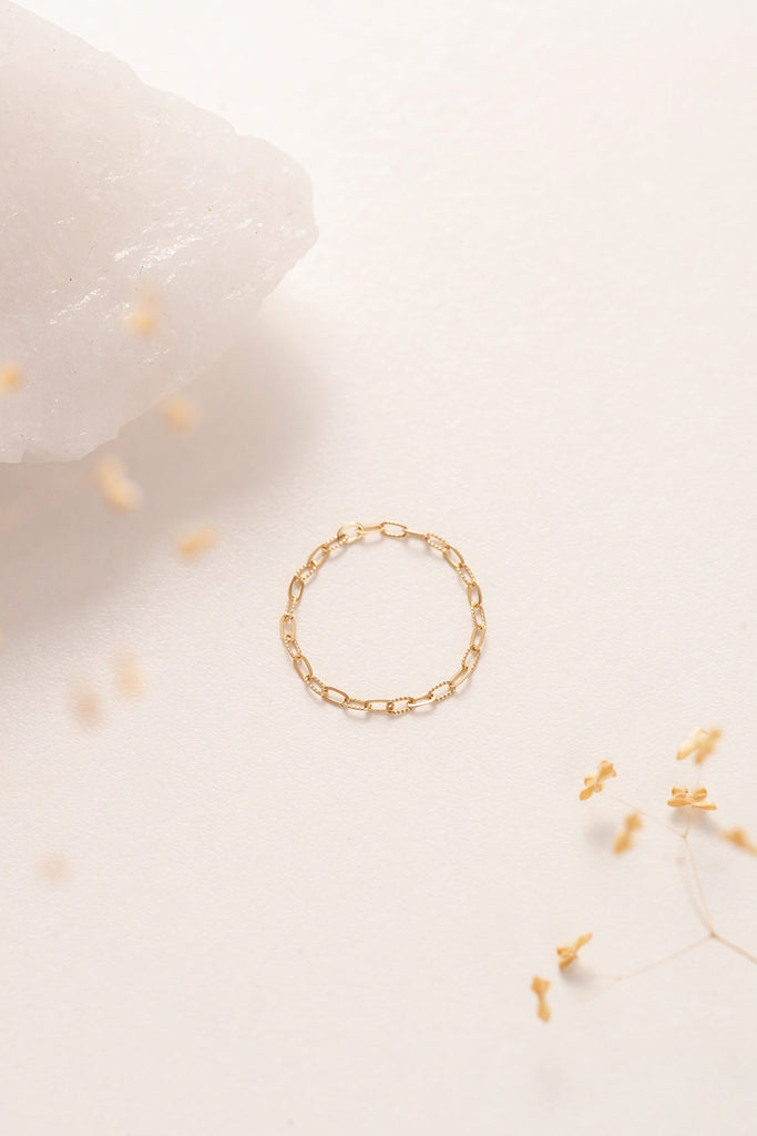 A full view of the Ubud chain link gold ring, an elegant and charming gold ring, perfect for stacking or wearing on its own. 