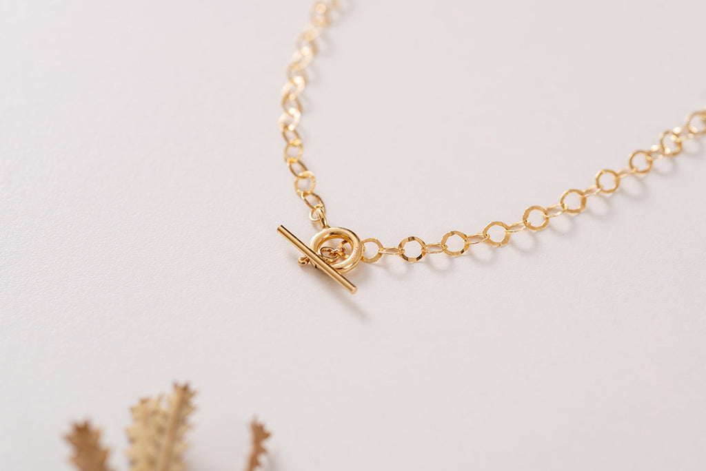 A close up of the Thailand bracelet by French designer Zoaje, displaying the elegant fastening and delicate hammered gold-fill chain. 