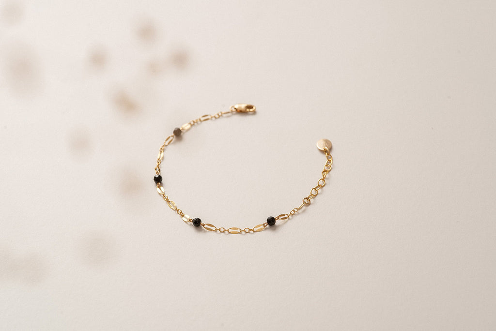 A full picture of the black agate and yellow gold Rouen bracelet. 