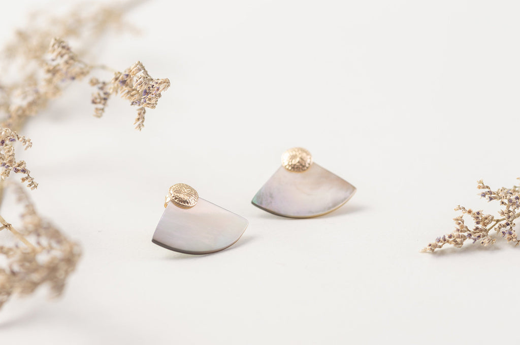 The Laos earrings, in a beautiful grey mother-of-pearl with a patterned gold circle. 