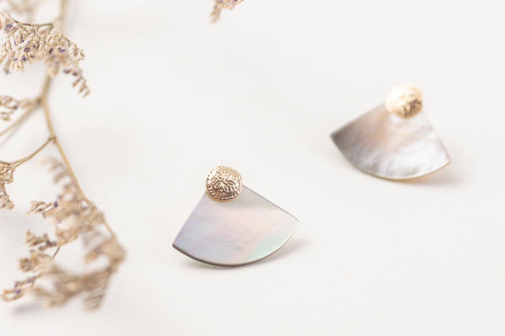 The mother-of-pearl grey and gold stud earrings by Zoaje.